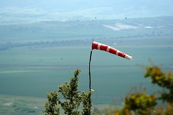 포토 JPG 해외이미지 스포츠 교통시설 하늘 바람 날씨 양말 빨간색 파란색 줄무늬 흐름 흰색 깃발 공항 지시 불기 방향 심볼 측정 항공 속도 군용 신호 원뿔 깔대기 대패 제어 착륙 해외포토 자연요소 도형 컬러 교통 컨셉 무늬 모션 군대 시설 파일형식 이미지허브