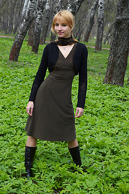 포토 JPG 해외이미지 나무 1 라이프스타일 응시 드레스 옷 공원 여자 포즈 잎 자연 휴가 휴식 건강 사람 성인 야외 초록색 금발 뷰티 평화 검은색 봄 신선 숲 시원함 날씬함 유일 해외포토 식물 헤어스타일 시선 계절 공공시설 컬러 컨셉 생활 몸매 생태계 파일형식 이미지허브