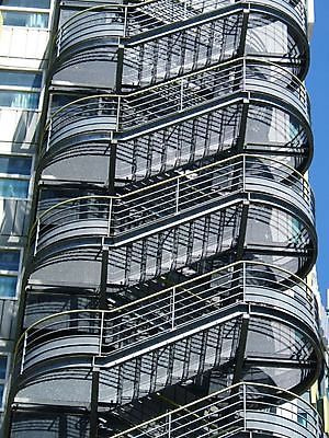 포토 JPG 해외이미지 디자인 외관 건축양식 부분 하늘 나선형 야외 계단 금속 탈출 철 묘사 보안 철강 해외포토 건축 컨셉 무늬 재질 안전 파일형식 이미지허브