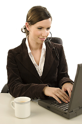 포토 JPG 해외이미지 백인 직업 여자 커피 이어폰 비즈니스 통신 갈색머리 종류 대화 컵 노트북 스마트폰 컴퓨터 사무실 머리 판매 헤드폰 듣기 정보 흰색 키보드 업무 작업 도움 센터 중개인 전화기 서비스 텔레마케팅 부름 온라인 판매원 소통 고용 해외포토 서양인 헤어스타일 식기 음료 컬러 음향기기 컨셉 모션 말하기 사람 신체부위 전자제품 핸드폰 스마트기기 구직 서비스업 채용 파일형식 이미지허브