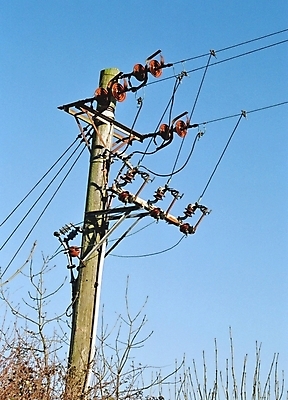 포토 JPG 해외이미지 영어 산업 선 패턴 하늘 목재 파란색 힘 발전기 전선 철사 볼트 봉 철탑 분배 전국 전압 해외포토 나무 문자 컬러 무늬 재료 탑 발전소 공구 파일형식 이미지허브