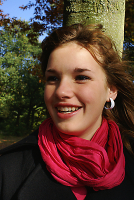 포토 JPG 해외이미지 나무 여자 행복 얼굴 분홍색 자연 웃음 사람 야외 10대 금발 머리 귀걸이 목도리 달콤 코 해외포토 식물 헤어스타일 잡화 감정 컬러 장신구 청소년 표정 신체부위 맛 생태계 파일형식 이미지허브