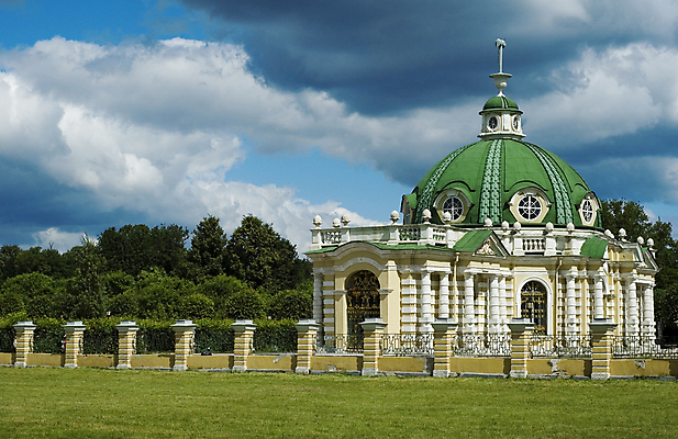 포토 JPG 해외이미지 공원 건축양식 창문 유리 하늘 주택 건물 목재 초록색 파란색 울타리 노란색 기둥 역사 재산 숲 첨탑 해외포토 나무 건축물 공공시설 건축 컬러 재료 재질 금융 담장 탑 파일형식 이미지허브