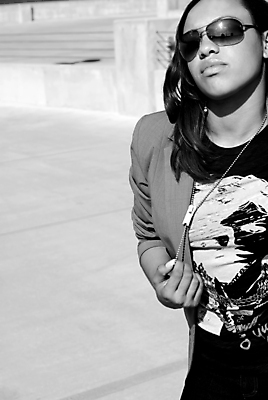 포토 JPG 해외이미지 모델 여자 백그라운드 청소년 흑백 한명 인종 정장 20대 야외 세로 선글라스 뷰티 우주 검은색 미국 힘 흰색 미국문화 카피스페이스 해외포토 1 옷 안경 컬러 북아메리카 촬영기법 사람 청년 공백 서양문화 파일형식 이미지허브