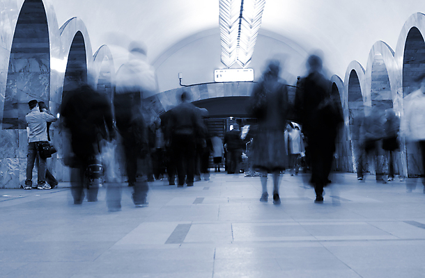 포토 JPG 해외이미지 여자 실루엣 여행 비즈니스 건축양식 교통시설 실내 사람 파란색 글로벌 여행객 걷기 짐 도시 그룹 복도 전철 역 군중 도착 출발 역동적 대문 문학 승객 떠남 해외포토 건축 육상교통 컬러 교통 컨셉 모션 대중교통 촬영기법 내부 문 시설 파일형식 이미지허브