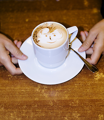 포토 JPG 해외이미지 여자 커피 음료 컵 갈색 저녁식사 카페 바 뜨거움 아침식사 웨이터 서빙 바리스타 카푸치노 서버 카페인 해외포토 직업 식기 컬러 사람 상점 식사 파일형식 이미지허브