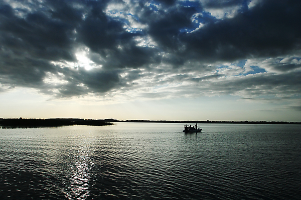 포토 JPG 해외이미지 호수 바다 하늘 낚시 휴식 항해 물 햇빛 반사 우주 일출 미국 일몰 새벽 황무지 고독 명상 조경 멀리 흐림 플로리다 해외포토 자연요소 감정 컨셉 북아메리카 배_교통 레저 날씨 태양 노을 파일형식 이미지허브