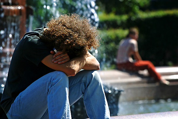 포토 JPG 해외이미지 주간 남자 한명 상반신 성인 야외 옆모습 아웃포커스 슬픔 좌절 웅크림 우울감 성인남자한명만 해외포토 자연요소 1 감정 뷰포인트 컨셉 모션 촬영기법 사람 남자한명만 성인남자만 파일형식 이미지허브