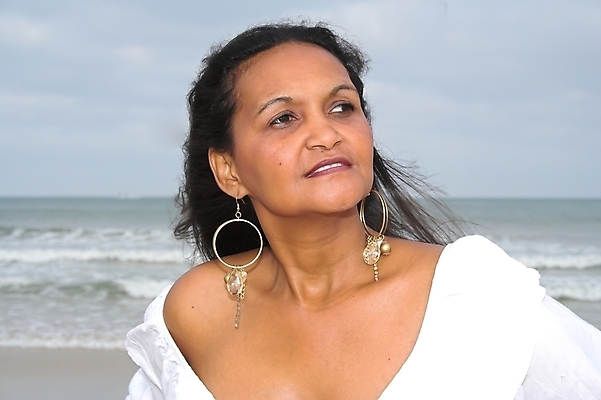 포토 JPG 해외이미지 모델 드레스 옷 여자 파도 바다 포즈 신체 장신구 자연 하늘 휴식 사람 뷰티 갈색 유행 검은색 흰색 화려 유혹 보석 피부 해외포토 컬러 컨셉 신체부위 광석 생태계 파일형식 이미지허브