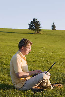 포토 JPG 해외이미지 라이프스타일 남자 하늘 모바일 휴가 따뜻함 사람 앉기 초원 성인 야외 초록색 여름 파란색 노트북 컴퓨터 태양 봄 자유 업무 무선전화기 혼자 스타일 해외포토 자연요소 계절 컬러 컨셉 모션 생활 전자제품 작업 전화기 파일형식 이미지허브
