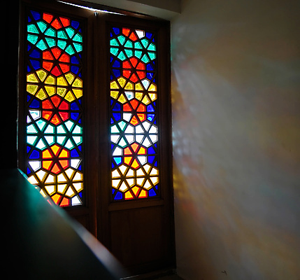 포토 JPG 해외이미지 전통 종교 백그라운드 건축양식 창문 유리 출입구 주택 실내 내부 장식 파란색 빛 햇빛 반사 교회 문 검은색 어둠 방 흰색 기도 얼룩 화려 복도 영혼 고급 신비 아치 더블 옛날 스타일 해외포토 건축 컬러 컨셉 종교건축 재질 건물 태양 파일형식 이미지허브