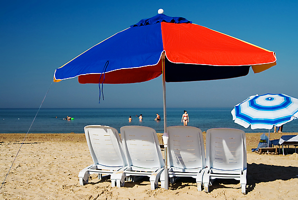 포토 JPG 해외이미지 바다 의자 우산 휴가 휴식 빨간색 파란색 모래사장 햇빛 태양 목욕 침대 고급 성자 선탠 그늘 지중해 휴양지 양산 방패 가림막 숭배 해외포토 자연요소 종교 컬러 가구 컨셉 청결 장소 파일형식 이미지허브