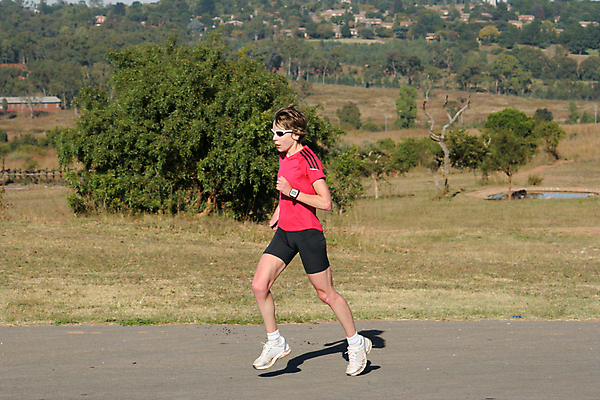 포토 JPG 해외이미지 라이프스타일 공원 여자 길 포즈 건강 사람 성인 야외 빨간색 달리기 조깅 운동 하트 연습 속도 마라톤 달리기선수 적자 혼자 해외포토 모양 공공시설 컬러 모션 경기 생활 육상스포츠 육상선수 파일형식 이미지허브