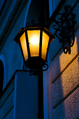 포토 JPG 해외이미지 벽 오렌지 건축양식 출입구 거리 야외 빛 검은색 어둠 골동품 시골 등불 램프 도시 역사 야간 저녁 신비 비밀 시작 통로 복고 대문 구성 옛날 해외포토 자연요소 건축 컬러 컨셉 과일 조명 문 파일형식 이미지허브