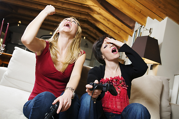 포토 JPG 해외이미지 백인 커플 여자 행복 놀이 성공 주택 갈색머리 함께함 사람 친구 소파 금발 경쟁 우정 기쁨 도전 게임 우승 좌절 결심 집중 흥분 긍정 조이스틱 대회 비디오게임 챔피언 해외포토 서양인 헤어스타일 감정 컨셉 의자 관계 건물 최고 게임기 파일형식 이미지허브