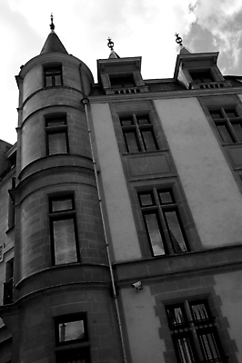 포토 JPG 해외이미지 구름 건축양식 창문 유리 하늘 부동산 벽돌 아파트 돌담 흑백 건물 세로 도시풍경 사무실 반사 글로벌비즈니스 고층빌딩 기둥 도시 작업장 모서리 고급 도심 큼 벨기에 스카이라인 대여 철강 해외포토 자연요소 건축물 건축 산업 컨셉 비즈니스 재질 주택 촬영기법 풍경 빌딩 담장 글로벌 돌_바위 재산 크기 서유럽 파일형식 이미지허브