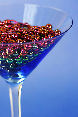 포토 JPG 해외이미지 음료 곡선 공 유리 빛 반사 금속 보라색 흰색 칵테일 제조 보석 유리그릇 마티니 티타늄 피어싱 카피스페이스 해외포토 그릇 선 컬러 장신구 재질 주류 공백 원소 광석 파일형식 이미지허브