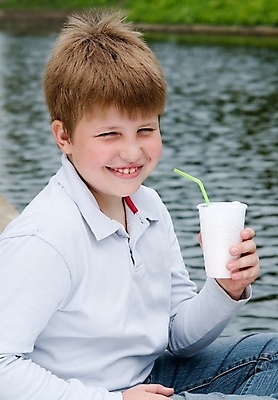 포토 JPG 해외이미지 1 라이프스타일 남자 행복 음료 어린이 음식 딸기 건강 사탕 한명 사람 소년 야외 태양 약 얼음 우유 머그컵 마시기 흰색 맛 상품 시원함 갈증 먹기 크림 상쾌 칼로리 비타민 밀짚 요거트 떨림 사춘기 해외포토 자연요소 감정 컬러 컨셉 과일 의학 모션 디저트 유제품 생활 컵 짚 영양소 파일형식 이미지허브