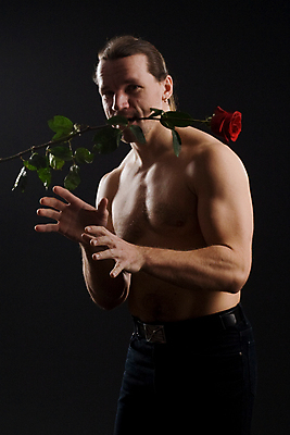 포토 JPG 해외이미지 1 손 신체 친절 이야기 그림자 한명 서기 사람 성인 빨간색 장미 갈색 검은색 흰색 치아 편안함 피부 팔 고립 운동가 주목 해외포토 꽃 컬러 모션 신체부위 소화기관 감각 파일형식 이미지허브