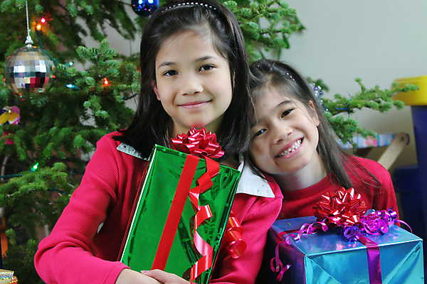 포토 JPG 해외이미지 백인 계절 행복 리본 어린이 크리스마스 포장 태국 휴가 선물 동양인 두명 장식 상자 컬러풀 크리스마스트리 파티 축하 잡기 12월 포장지 다인종 다민족 혼혈 해외포토 서양인 기념일 감정 아시아 컬러 컨셉 모션 사람 인종 이벤트 날짜 다문화 파일형식 이미지허브
