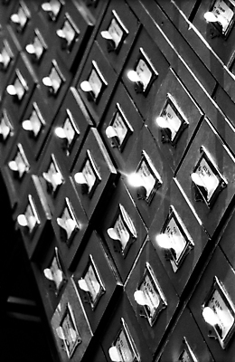 포토 JPG 해외이미지 교육 가구 비즈니스 학교 선반 흑백 사람없음 책 상자 사무실 라벨 검은색 자료 흰색 도서관 보호 볼륨 캐비닛 검색 대학교 문서 파일 보안 법 인덱스 법관 질서 유지 판지 궤 옛날 정부 해외포토 컬러 생활용품 컨셉 프레임 촬영기법 안전 예절 법률가 사물함 파일형식 이미지허브