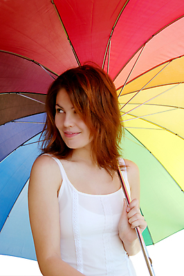 포토 JPG 해외이미지 무지개 우산 한명 미소 사람 만족 해외포토 자연요소 1 감정 표정 파일형식 이미지허브