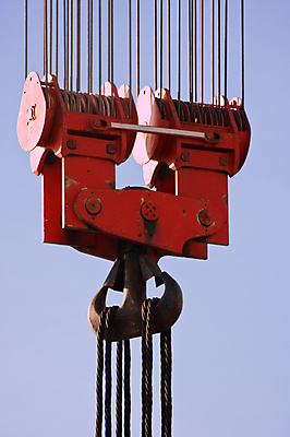 포토 JPG 해외이미지 산업 밧줄 이동 모션 들기 사람없음 빨간색 금속 항구 업무 고리 상품 큼 기중기 리프트 무거움 작동 제어 철강 해외포토 줄 컬러 컨셉 교통시설 재질 작업 중장비 무게 크기 파일형식 이미지허브