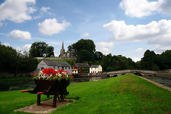 포토 JPG 해외이미지 나무 꽃 유럽 건축양식 하늘 거리 주택 사람없음 야외 건물 빨간색 초록색 물 강 달리기 뷰티 교회 마을 침묵 흰색 농촌 시골 개울 역사 언덕 아일랜드 타운 첨탑 옛날 해외포토 자연요소 식물 건축물 건축 나라 컬러 종교건축 모션 탑 소리 도시 파일형식 이미지허브