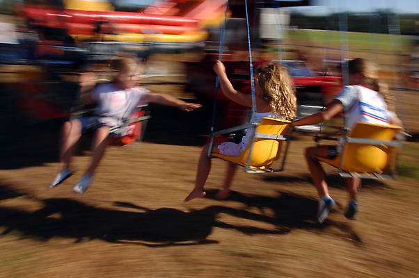 포토 JPG 해외이미지 어린이 이동 사람없음 친구 승차 그네 흥분 공평 해외포토 감정 컨셉 관계 모션 사람 파일형식 이미지허브