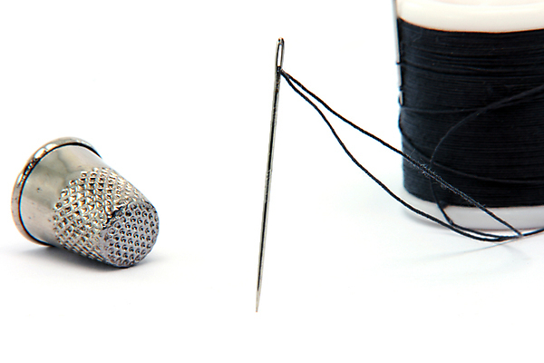 포토 JPG 해외이미지 옷 산업 백그라운드 손가락 사람없음 컵 유행 검은색 장비 골동품 흰색 기구 도구 실 수리 닫기 보호 바느질 실타래 섬유 재단 고립 골무 블러 옛날 해외포토 식기 손 컬러 컨셉 모션 직물 파일형식 이미지허브