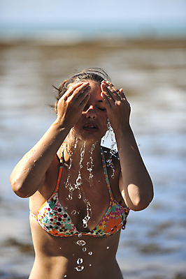 포토 JPG 해외이미지 라이프스타일 행복 감정 모래 바다 여행 휴가 휴식 건강 한명 물 여름 태양 뷰티 유행 여행객 평화 침묵 꿈 자유 상쾌 코코넛 파라다이스 해외포토 자연요소 1 계절 컨셉 과일 사람 생활 소리 파일형식 이미지허브