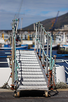 포토 JPG 해외이미지 밧줄 바다 사다리 낚시 항해 안전 사람없음 금속 항구 어선 보트 나침반 갑판 철 정박 활 함선 해군 닻 네비게이션 돛대 나루 해외포토 줄 배_교통 교통시설 재질 레저 군대 도구 파일형식 이미지허브
