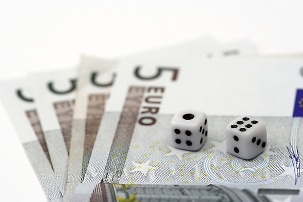 포토 JPG 해외이미지 유럽 산업 컨셉 지폐 돈 비즈니스 성공 미래 선물 사람없음 금융 경제 유로 기구 절약 시장 주식 위험 위협 심볼 사인 무역 주사위 투자 상업 결제 계산서 경영 자금 해외포토 나라 재산 파일형식 이미지허브