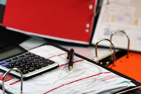 포토 JPG 해외이미지 포즈 컨셉 돈 비즈니스 실내 사람없음 빨간색 금융 경제 펜 검은색 계산기 흰색 기록 업무 작업 시장 오브젝트 폴더 이익 바인더 회계 계좌 보관소 세금 회계사 해외포토 직업 컬러 문구용품 내부 필기구 사무용품 장비 재산 저장 파일 파일형식 이미지허브