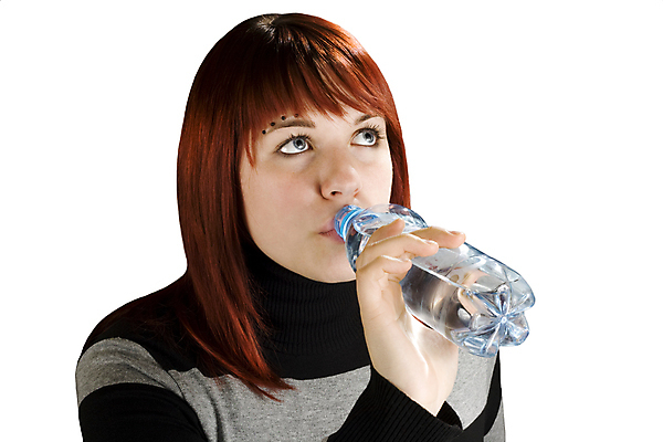 포토 JPG 해외이미지 백인 음료 건강 한명 10대 가로 물 뷰티 올려보기 마시기 흰색 갈증 빨간머리 피어싱 해외포토 자연요소 서양인 1 헤어스타일 컬러 장신구 모션 청소년 사람 파일형식 이미지허브