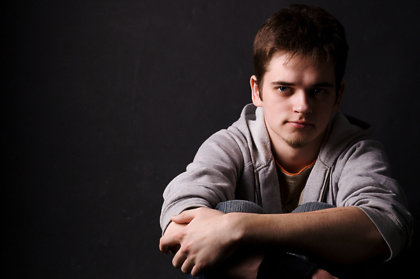 포토 JPG 해외이미지 백인 모델 1 학생 라이프스타일 응시 옷 남자 얼굴 포즈 한명 사람 20대 성인 10대 청춘 유행 검은색 회색 사춘기 스타일 해외포토 서양인 시선 컬러 컨셉 청소년 청년 생활 신체부위 파일형식 이미지허브