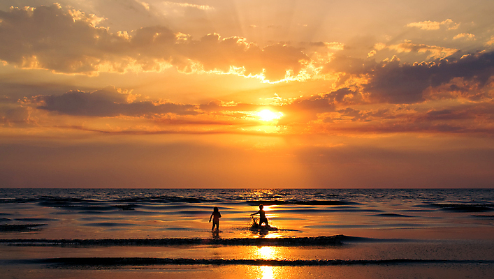 포토 JPG 해외이미지 실루엣 어린이 선 파도 바다 포즈 백그라운드 오렌지 자연 놀이 하늘 추상 휴가 사람없음 빨간색 물 햇빛 태양 반사 노란색 어둠 고요 황혼 황금 야간 저녁 웅장함 잔물결 특별함 수평선 해외포토 자연요소 물결 컬러 컨셉 무늬 과일 촬영기법 사람 일몰 생태계 파일형식 이미지허브
