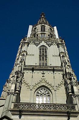 포토 JPG 해외이미지 종교 유리 하늘 사람없음 세로 파란색 컬러풀 성당 교회 바위 스위스 해외포토 유럽 컬러 종교건축 재질 건물 돌_바위 파일형식 이미지허브