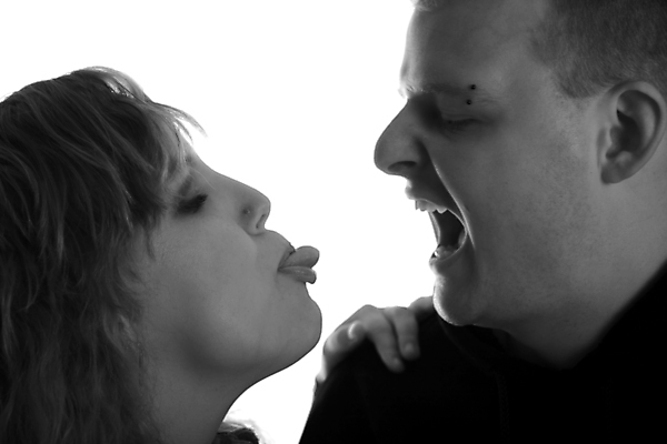 포토 JPG 해외이미지 스튜디오촬영 백인 모델 커플 남자 포즈 관계 포옹 청소년 짧은머리 함께함 흑백 한명 사람 두명 금발 뷰티 낭만 달콤 흰배경 열정 부드러움 고립 해외포토 서양인 1 헤어스타일 감정 백그라운드 컨셉 안기 촬영기법 실내 흰색 감각 맛 파일형식 이미지허브