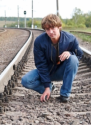 포토 JPG 해외이미지 백인 1 옷 남자 얼굴 백그라운드 건강 한명 사람 성인 뷰티 유행 흰색 청바지 오픈 명상 유일 해외포토 서양인 컬러 바지 신체부위 파일형식 이미지허브