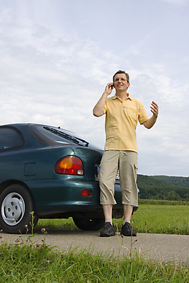 포토 JPG 해외이미지 자동차 하늘 대화 한명 스마트폰 전화기 자동 해외포토 1 육상교통 말하기 사람 핸드폰 스마트기기 파일형식 이미지허브