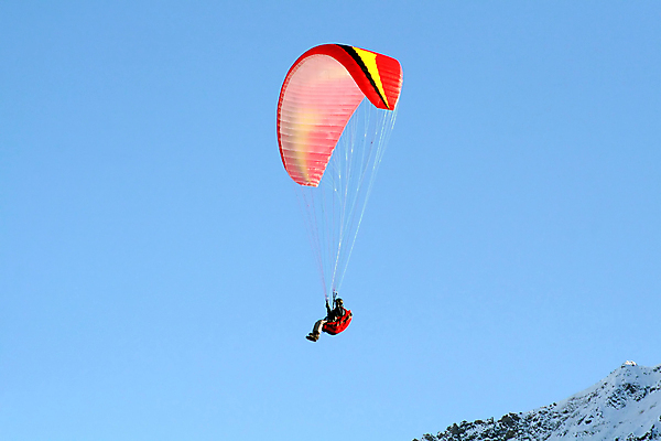 포토 JPG 해외이미지 라이프스타일 남자 스포츠 포즈 겨울 교통시설 하늘 바람 산 비행기 건강 사람 사람없음 빨간색 파란색 컬러풀 노란색 검은색 침묵 봄 자유 비행 위험 크루즈 스카이다이빙 낙하산 글라이더 해외포토 자연요소 계절 컬러 교통 컨셉 배_교통 항공교통 날씨 대중교통 생활 소리 익스트림스포츠 시설 파일형식 이미지허브