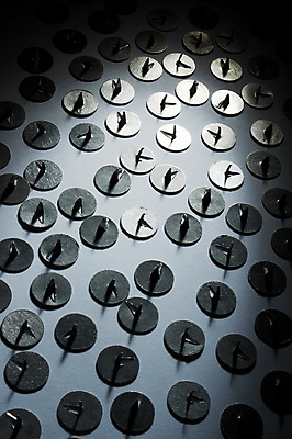 포토 JPG 해외이미지 비즈니스 문구용품 그림자 사람없음 빛 사무실 반사 금속 장비 광선 압정 은색 그늘 책상 묘사 오브젝트 날카로움 해외포토 컬러 가구 재질 사무용품 파일형식 이미지허브