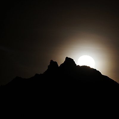 포토 JPG 해외이미지 실루엣 하늘 표면 산 그림자 사람없음 빛 갈색 평화 우주 검은색 어둠 화목 침묵 고요 망원경 달 흰색 원형 야간 초승달 달빛 가득함 상승 천문학 궤도 천국 구역 해외포토 자연요소 도형 교육 컬러 컨셉 촬영기법 소리 파일형식 이미지허브