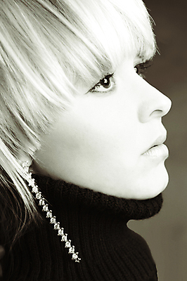 포토 JPG 해외이미지 스튜디오촬영 백인 모델 응시 옷 포즈 검은배경 한명 금발 뷰티 유행 귀걸이 세피아 해외포토 서양인 1 헤어스타일 시선 백그라운드 장신구 촬영기법 실내 사람 검은색 파일형식 이미지허브