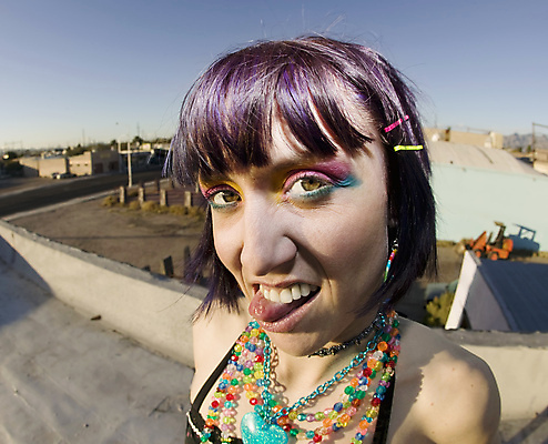 포토 JPG 해외이미지 모델 응시 여자 행복 분홍색 목걸이 지붕 미소 사람 야외 두명 파란색 컬러풀 유행 장식볼 도시 입 달콤 치아 플라스틱 옥상 혀 마스카라 펑키 창백 어안 펑크 스타일 힙스터 해외포토 시선 패션 감정 컬러 장신구 재질 표정 신체부위 장식 화장품 소화기관 맛 파일형식 이미지허브