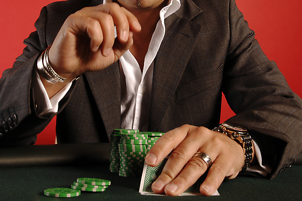 포토 JPG 해외이미지 손 돈 관리 사람없음 빨간색 초록색 신용카드 도박 위험 기회 포커 욕심 해외포토 컬러 컨셉 신체부위 금융 게임 트럼프 재산 파일형식 이미지허브