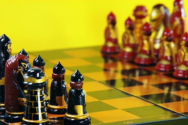 포토 JPG 해외이미지 백그라운드 탁자 성공 서기 사람없음 빨간색 장난감 노란색 검은색 매트 게임 우승 체스 계획 왕 스마트 오브젝트 싸움 여왕 블러 승자 해외포토 컬러 가구 컨셉 모션 놀이 최고 파일형식 이미지허브