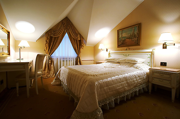 포토 JPG 해외이미지 액자 의자 베개 탁자 호텔 조명 실내 사람없음 바캉스 침실 거울 침대 스탠드 커튼 서랍장 호캉스 해외포토 가구 침구 숙소 휴가 내부 파일형식 이미지허브