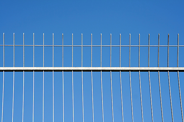포토 JPG 해외이미지 선 패턴 하늘 사람없음 야외 가로 파란색 울타리 금속 경계선 도시 바 보호 평행 대칭 철강 철책 해외포토 컬러 컨셉 무늬 재질 담장 경계 파일형식 이미지허브